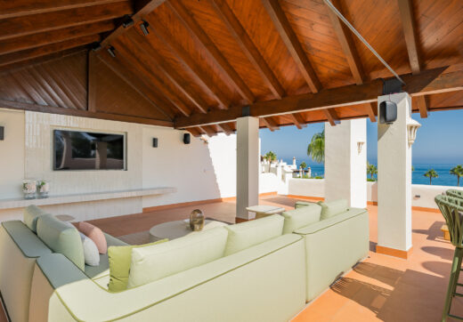 Piękny, Odnowiony, Trzy sypialnie Penthouse znajduje się w Prestisible Beachfront Wspólnoty Bahia del Velerin, Estepona.