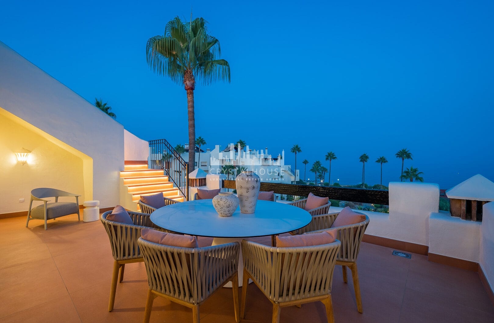 Piękny, Odnowiony, Trzy sypialnie Penthouse znajduje się w Prestisible Beachfront Wspólnoty Bahia del Velerin, Estepona.