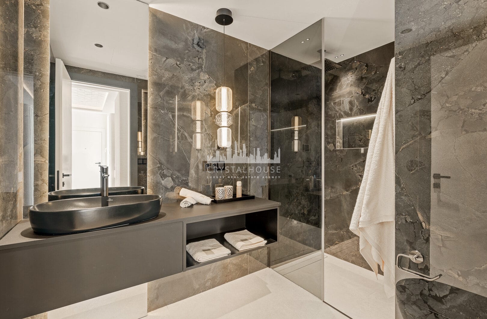 Piękny, Odnowiony, Trzy sypialnie Penthouse znajduje się w Prestisible Beachfront Wspólnoty Bahia del Velerin, Estepona.