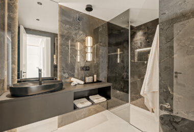 Piękny, Odnowiony, Trzy sypialnie Penthouse znajduje się w Prestisible Beachfront Wspólnoty Bahia del Velerin, Estepona.