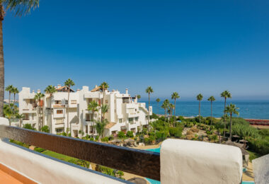 Piękny, Odnowiony, Trzy sypialnie Penthouse znajduje się w Prestisible Beachfront Wspólnoty Bahia del Velerin, Estepona.