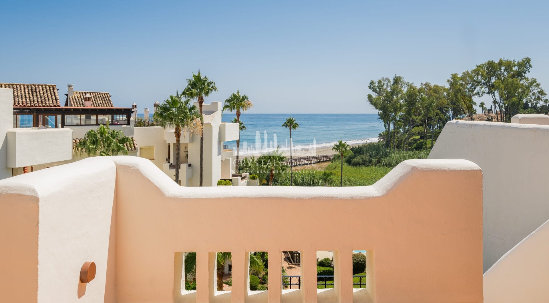 Oszałamiający apartament z trzema sypialniami, położony w ekskluzywnej strzeżonej społeczności Bahia Del Velerin, Estepona.