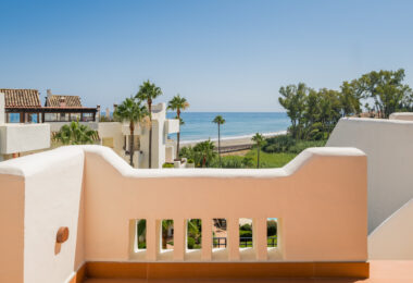 Oszałamiający apartament z trzema sypialniami, położony w ekskluzywnej strzeżonej społeczności Bahia Del Velerin, Estepona.