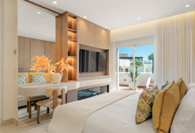 Oszałamiający apartament z trzema sypialniami, położony w ekskluzywnej strzeżonej społeczności Bahia Del Velerin, Estepona.