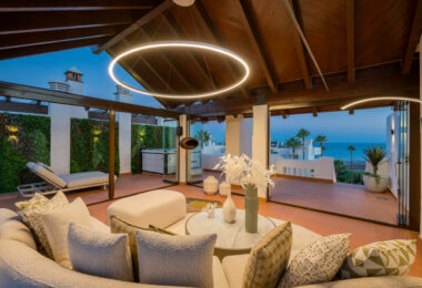 Oszałamiający apartament z trzema sypialniami, położony w ekskluzywnej strzeżonej społeczności Bahia Del Velerin, Estepona.