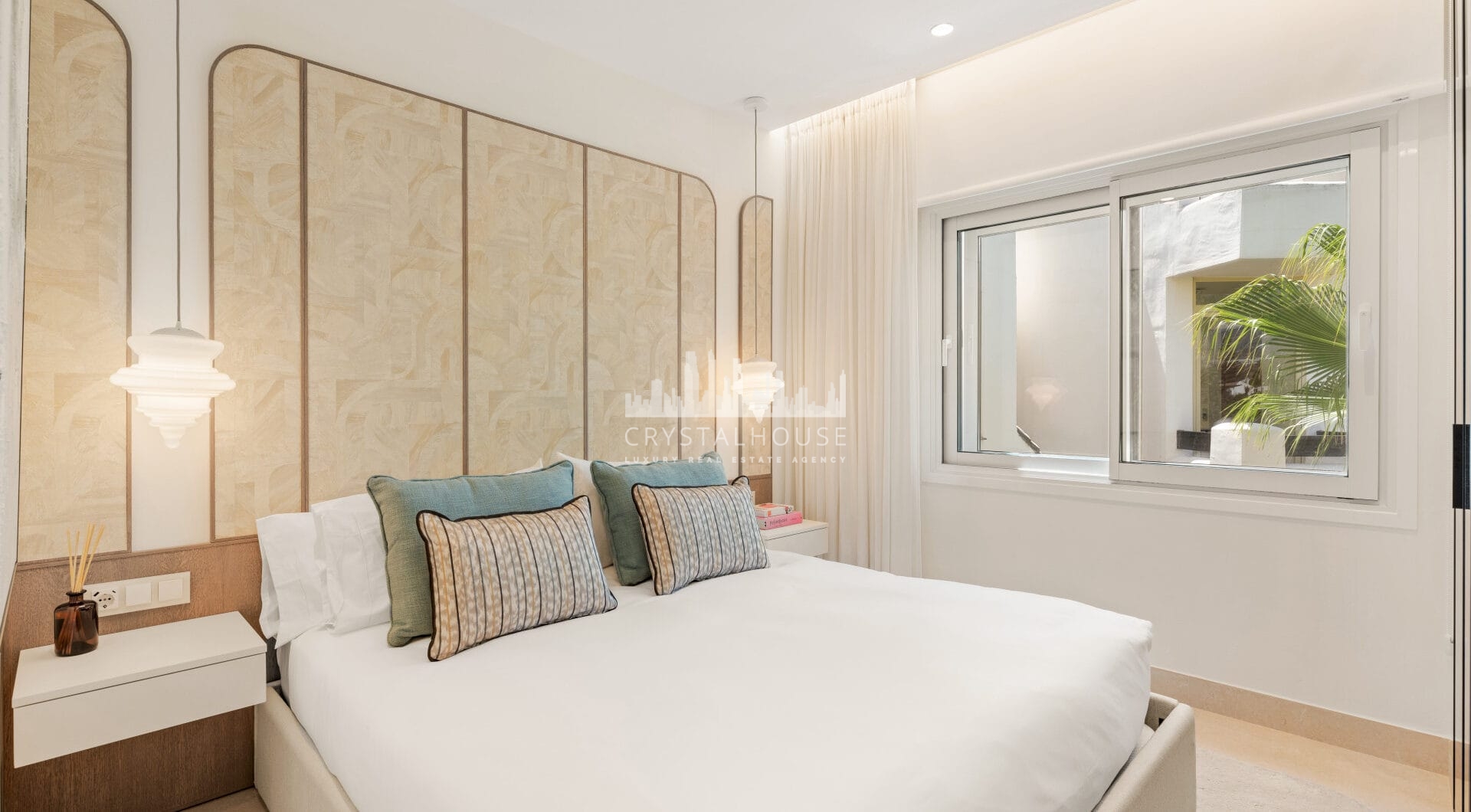 Oszałamiający apartament z trzema sypialniami, położony w ekskluzywnej strzeżonej społeczności Bahia Del Velerin, Estepona.