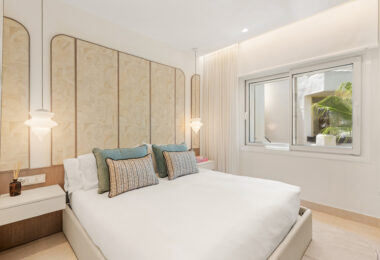 Oszałamiający apartament z trzema sypialniami, położony w ekskluzywnej strzeżonej społeczności Bahia Del Velerin, Estepona.