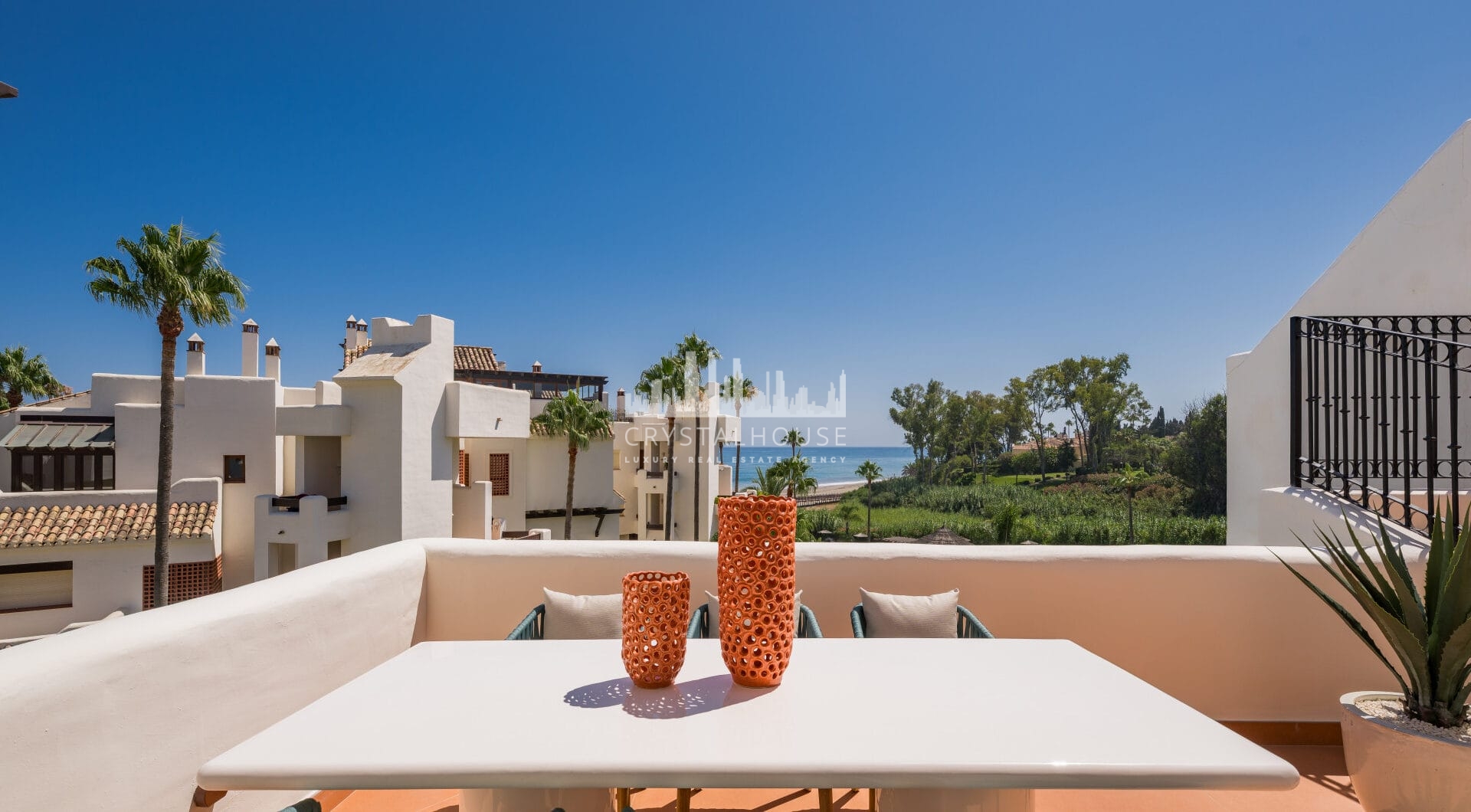 Oszałamiający apartament z trzema sypialniami, położony w ekskluzywnej strzeżonej społeczności Bahia Del Velerin, Estepona.