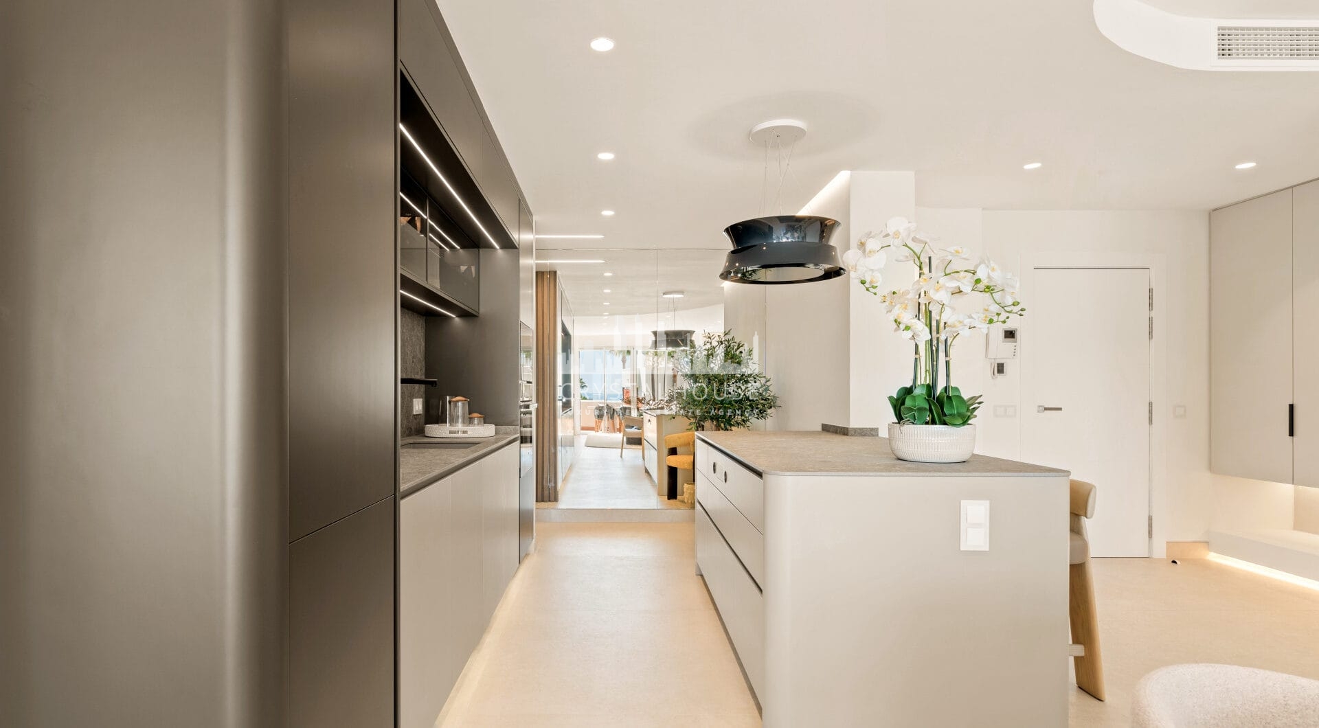 Oszałamiający apartament z trzema sypialniami, położony w ekskluzywnej strzeżonej społeczności Bahia Del Velerin, Estepona.