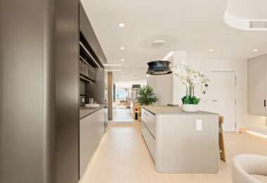 Oszałamiający apartament z trzema sypialniami, położony w ekskluzywnej strzeżonej społeczności Bahia Del Velerin, Estepona.