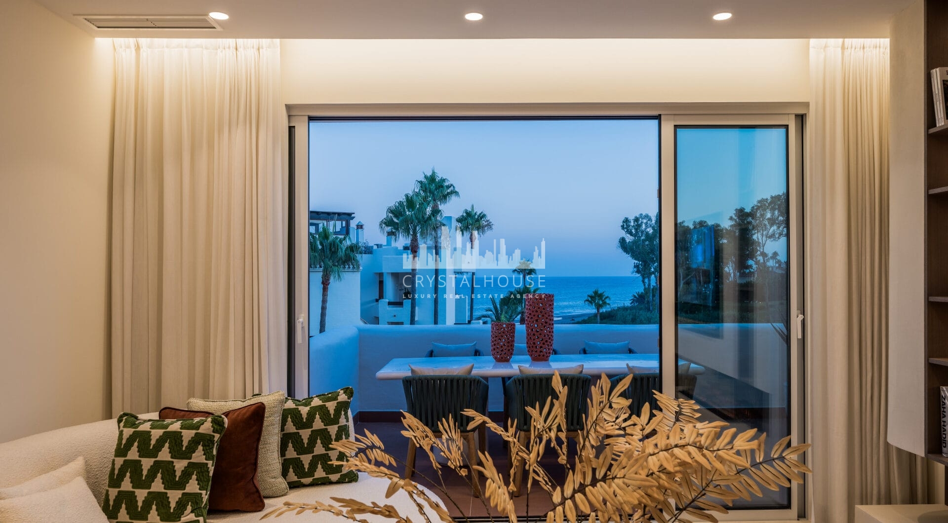 Oszałamiający apartament z trzema sypialniami, położony w ekskluzywnej strzeżonej społeczności Bahia Del Velerin, Estepona.