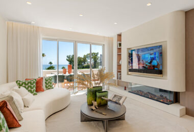 Oszałamiający apartament z trzema sypialniami, położony w ekskluzywnej strzeżonej społeczności Bahia Del Velerin, Estepona.