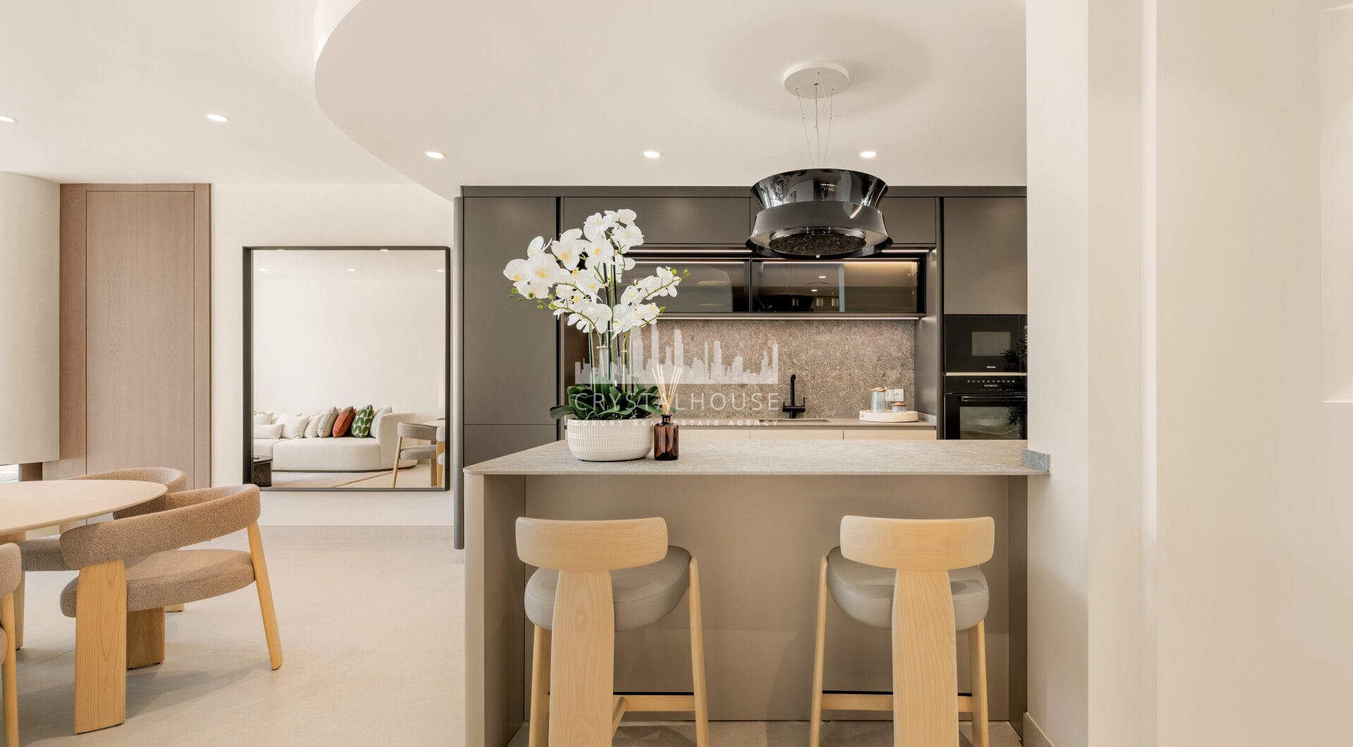 Oszałamiający apartament z trzema sypialniami, położony w ekskluzywnej strzeżonej społeczności Bahia Del Velerin, Estepona.