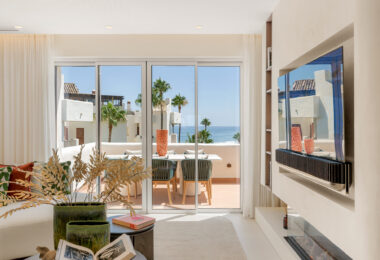 Oszałamiający apartament z trzema sypialniami, położony w ekskluzywnej strzeżonej społeczności Bahia Del Velerin, Estepona.