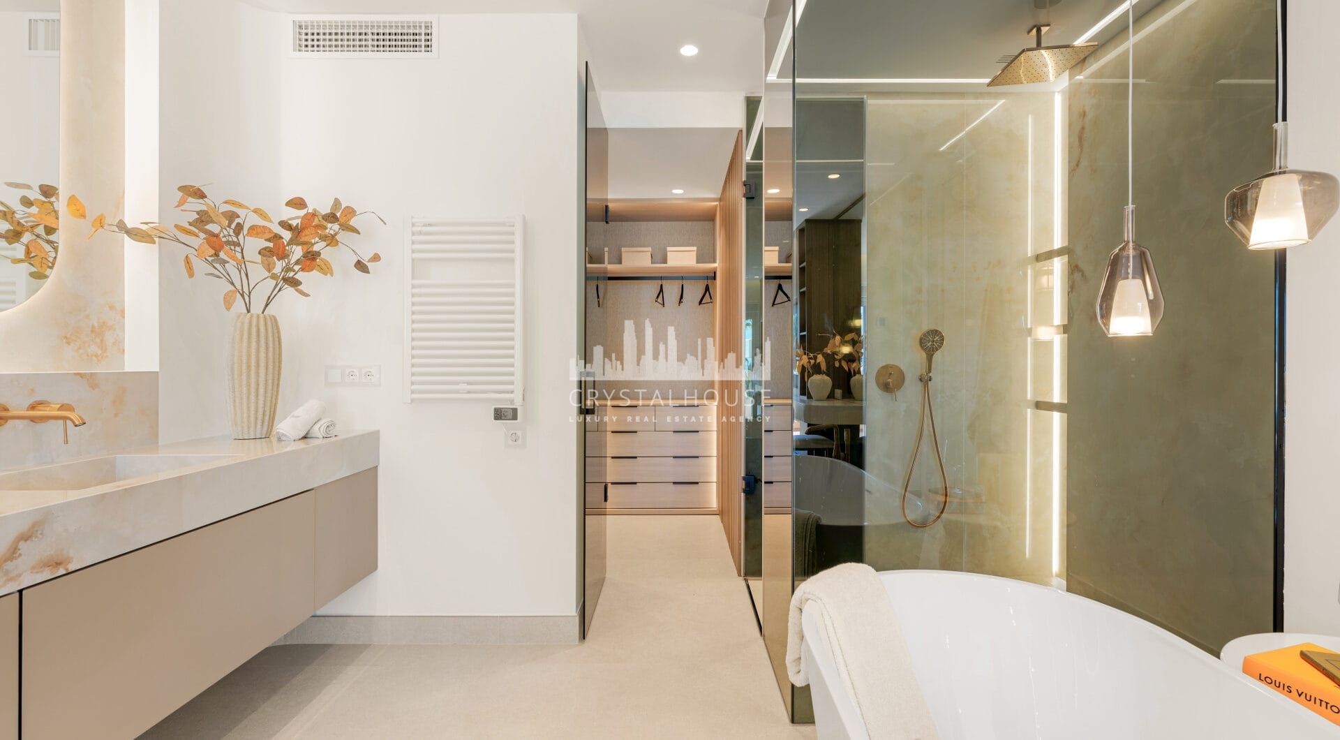 Oszałamiający apartament z trzema sypialniami, położony w ekskluzywnej strzeżonej społeczności Bahia Del Velerin, Estepona.