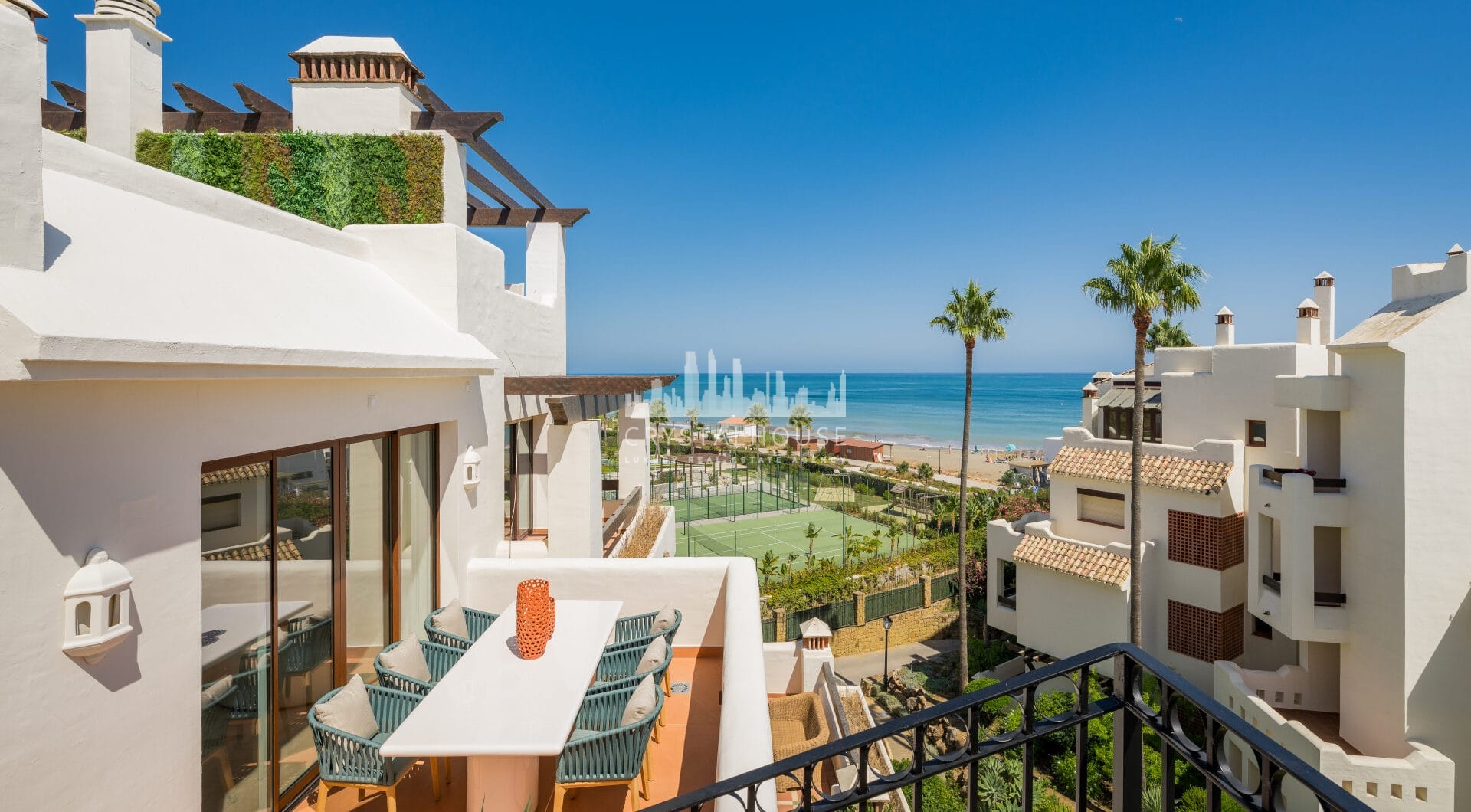 Oszałamiający apartament z trzema sypialniami, położony w ekskluzywnej strzeżonej społeczności Bahia Del Velerin, Estepona.