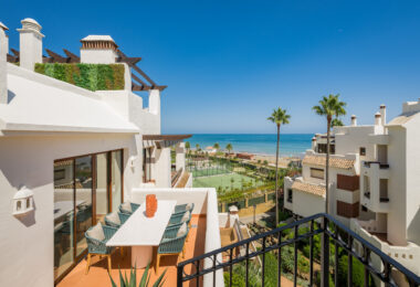 Oszałamiający apartament z trzema sypialniami, położony w ekskluzywnej strzeżonej społeczności Bahia Del Velerin, Estepona.