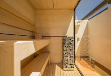 Oszałamiający apartament z trzema sypialniami, położony w ekskluzywnej strzeżonej społeczności Bahia Del Velerin, Estepona.