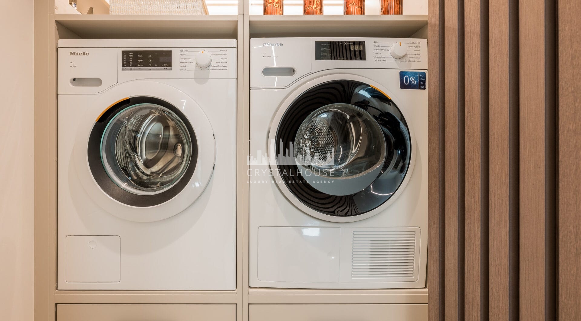 Oszałamiający apartament z trzema sypialniami, położony w ekskluzywnej strzeżonej społeczności Bahia Del Velerin, Estepona.