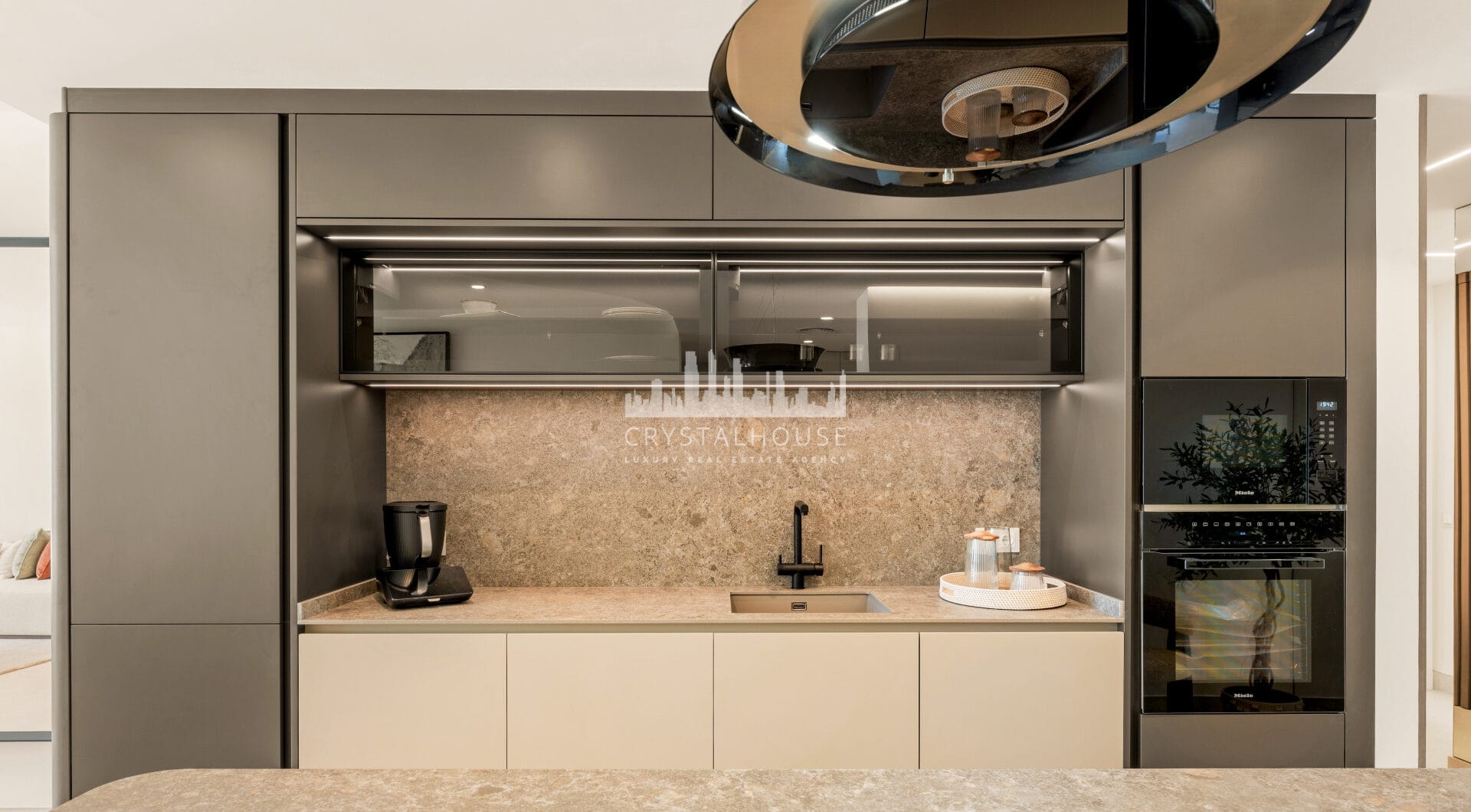 Oszałamiający apartament z trzema sypialniami, położony w ekskluzywnej strzeżonej społeczności Bahia Del Velerin, Estepona.