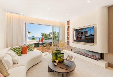 Oszałamiający apartament z trzema sypialniami, położony w ekskluzywnej strzeżonej społeczności Bahia Del Velerin, Estepona.