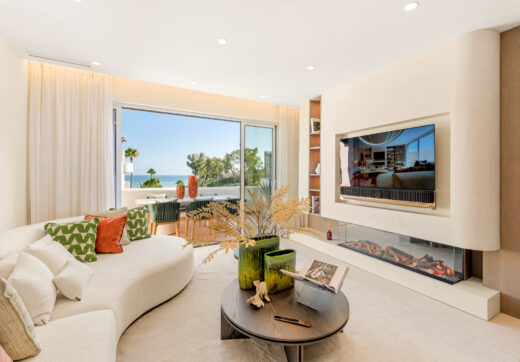 Oszałamiający apartament z trzema sypialniami, położony w ekskluzywnej strzeżonej społeczności Bahia Del Velerin, Estepona.