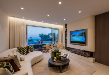 Oszałamiający apartament z trzema sypialniami, położony w ekskluzywnej strzeżonej społeczności Bahia Del Velerin, Estepona.