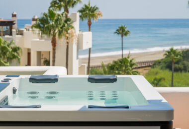 Oszałamiający apartament z trzema sypialniami, położony w ekskluzywnej strzeżonej społeczności Bahia Del Velerin, Estepona.