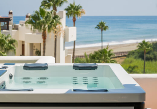 Oszałamiający apartament z trzema sypialniami, położony w ekskluzywnej strzeżonej społeczności Bahia Del Velerin, Estepona.