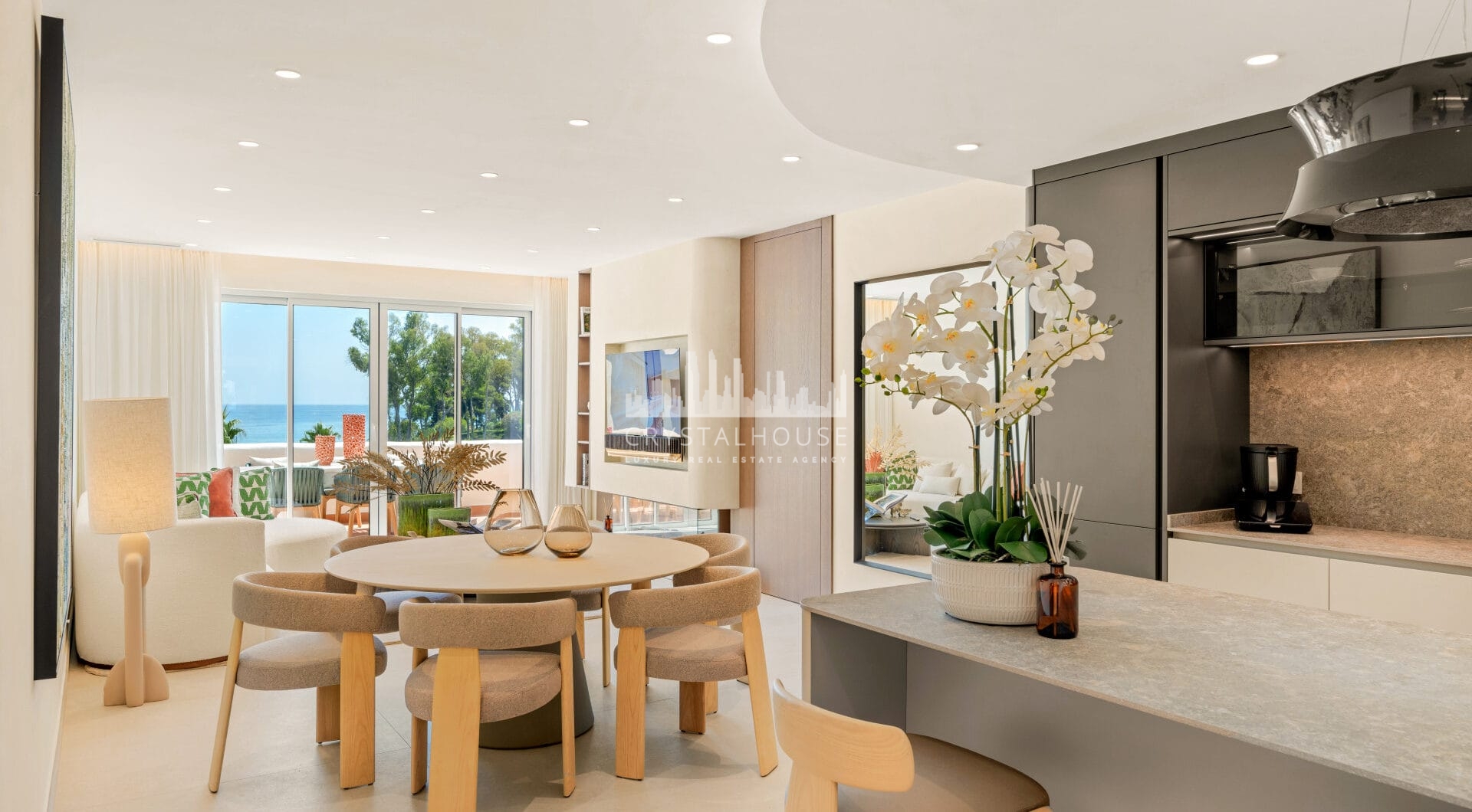 Oszałamiający apartament z trzema sypialniami, położony w ekskluzywnej strzeżonej społeczności Bahia Del Velerin, Estepona.