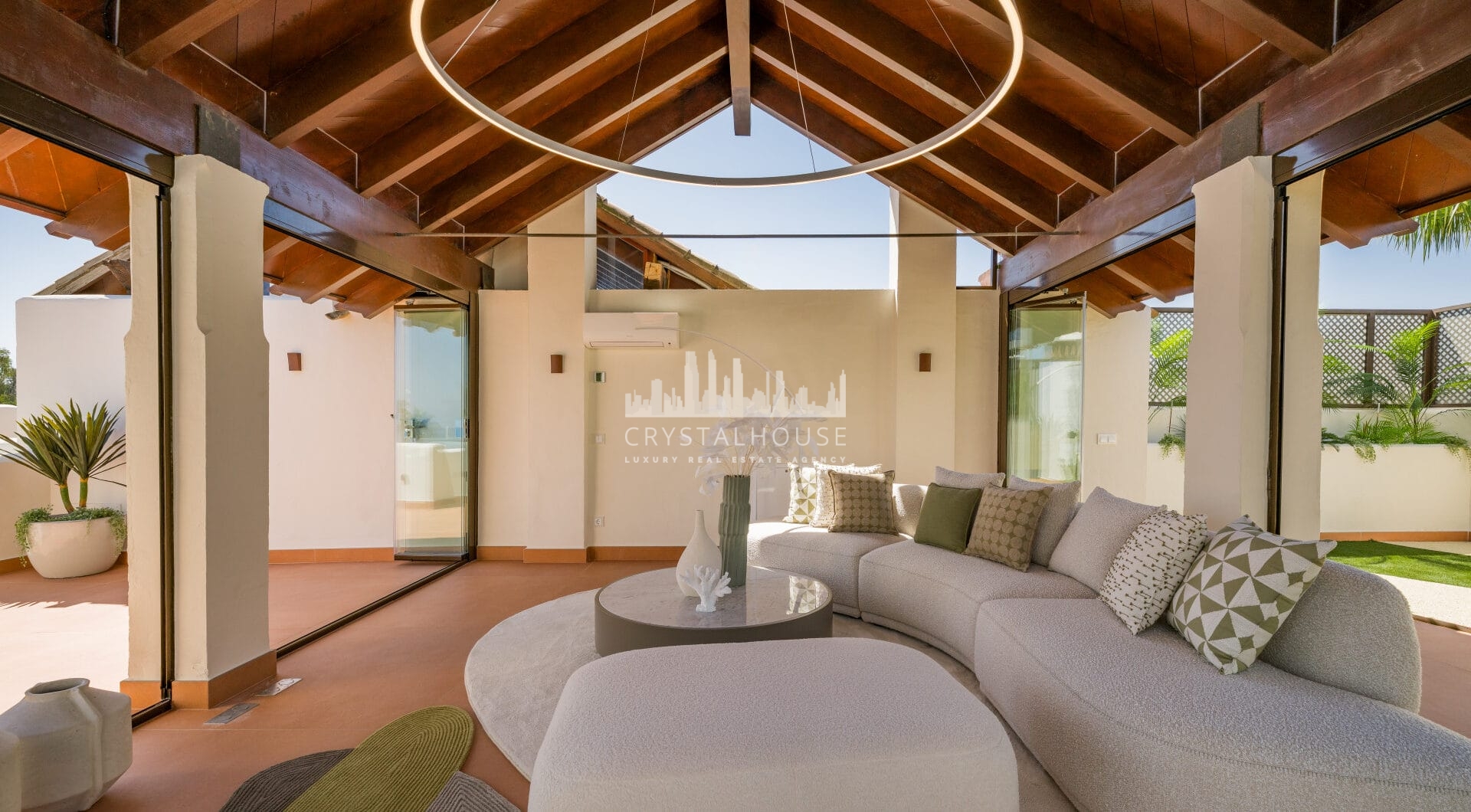 Oszałamiający apartament z trzema sypialniami, położony w ekskluzywnej strzeżonej społeczności Bahia Del Velerin, Estepona.