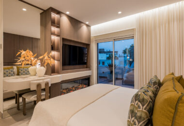 Oszałamiający apartament z trzema sypialniami, położony w ekskluzywnej strzeżonej społeczności Bahia Del Velerin, Estepona.