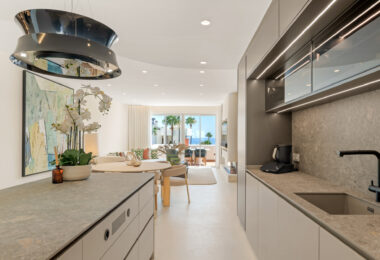 Oszałamiający apartament z trzema sypialniami, położony w ekskluzywnej strzeżonej społeczności Bahia Del Velerin, Estepona.