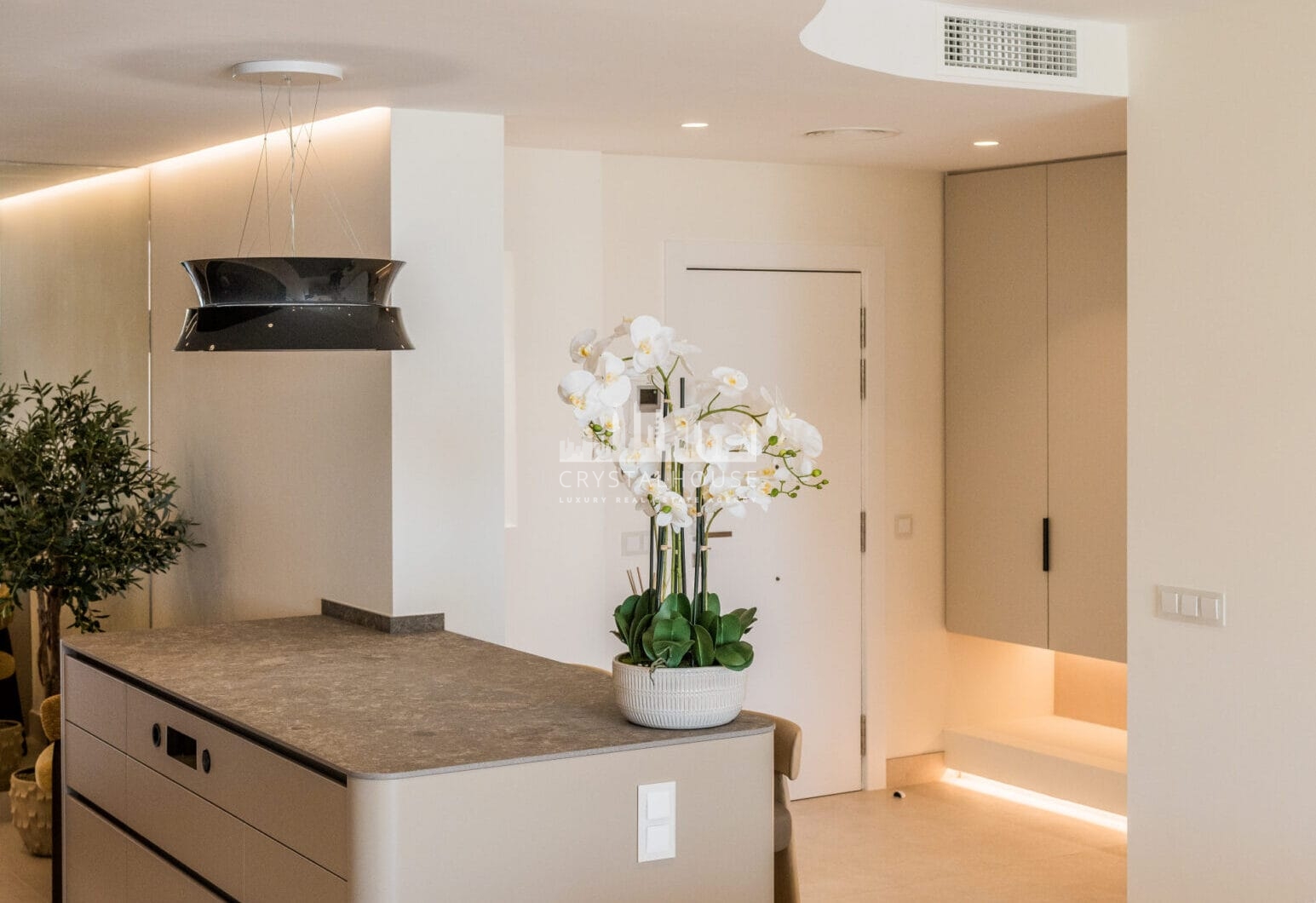 Oszałamiający apartament z trzema sypialniami, położony w ekskluzywnej strzeżonej społeczności Bahia Del Velerin, Estepona.