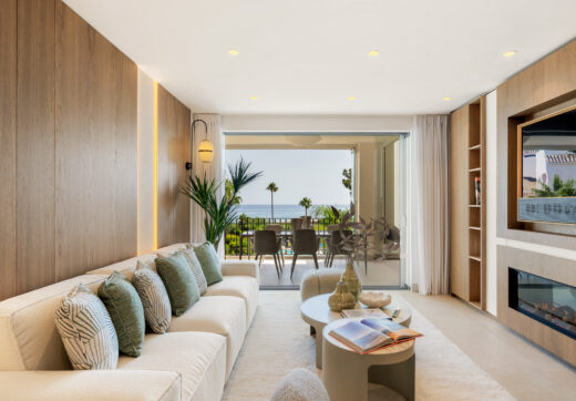 Pięknie odnowiony, na południe naprzeciwko trzypokojowego mieszkania znajduje się w prestiżowej strzeżonej społeczności Bahia del Velerin, Estepona