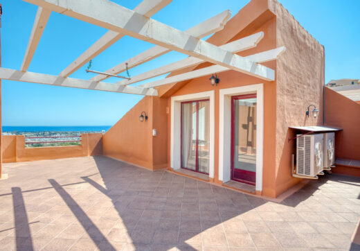 South- Facing Townhouse z Oszałamiającym widokiem na morze w Los Jaralillos, El Paraíso, Benahavís