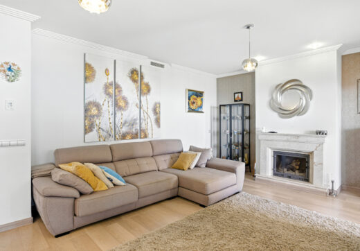 South- Facing Townhouse z Oszałamiającym widokiem na morze w Los Jaralillos, El Paraíso, Benahavís