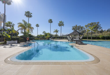 Luksusowy apartament na najwyższym piętrze przy plaży, blisko miasta Estepona!