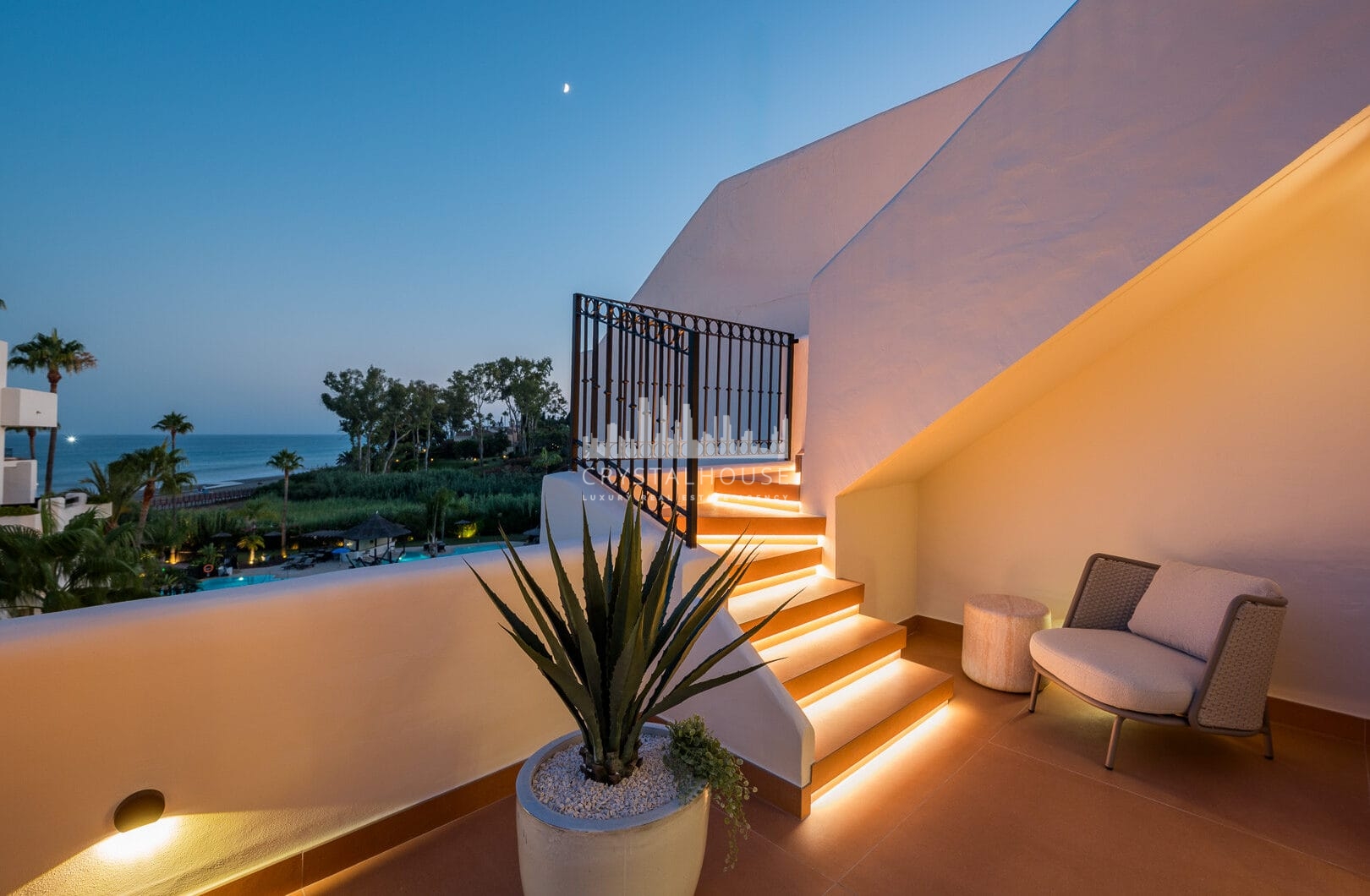 Wyjątkowy dwupoziomowy penthouse zlokalizowany bezpośrednio przy plaży, w pobliżu miasta Estepona!