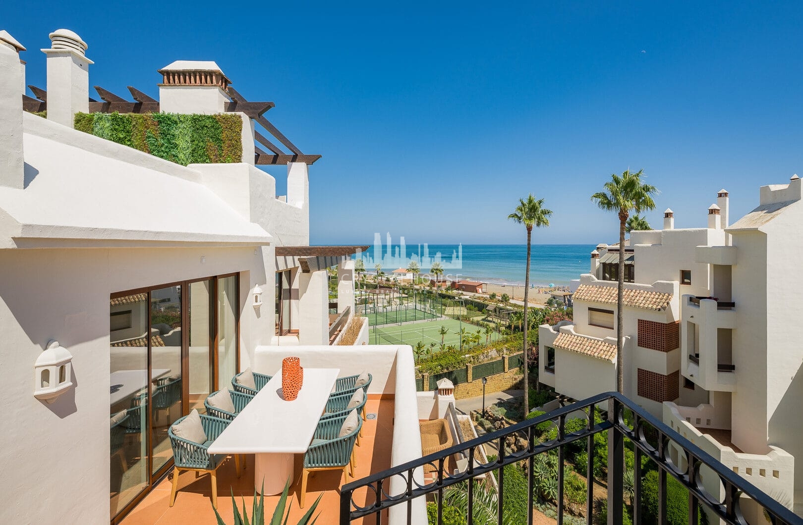 Wyjątkowy dwupoziomowy penthouse zlokalizowany bezpośrednio przy plaży, w pobliżu miasta Estepona!