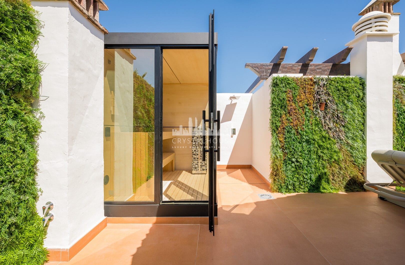 Wyjątkowy dwupoziomowy penthouse zlokalizowany bezpośrednio przy plaży, w pobliżu miasta Estepona!