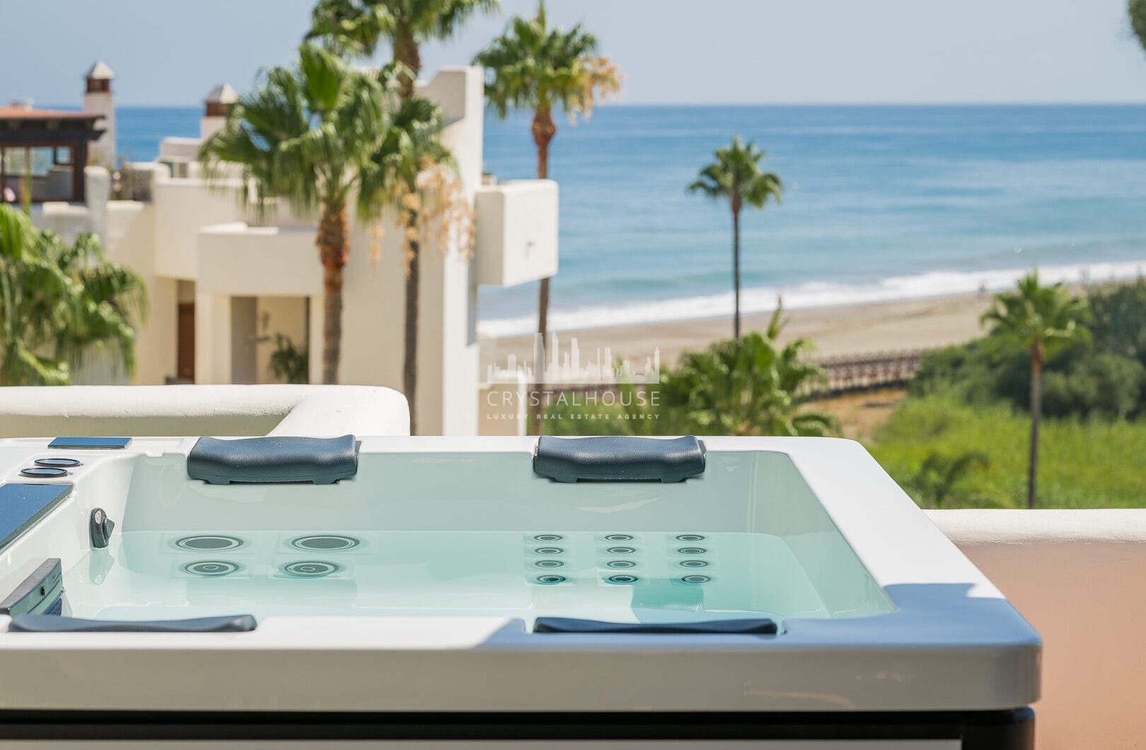 Wyjątkowy dwupoziomowy penthouse zlokalizowany bezpośrednio przy plaży, w pobliżu miasta Estepona!