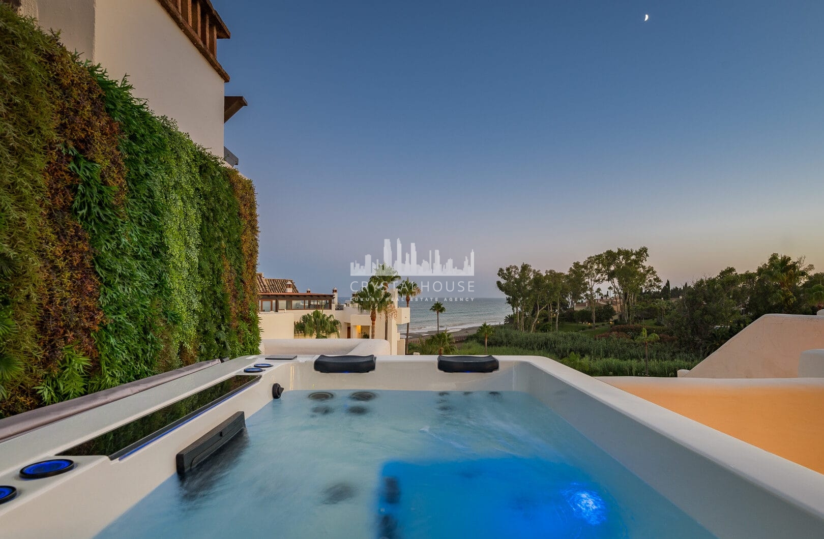 Wyjątkowy dwupoziomowy penthouse zlokalizowany bezpośrednio przy plaży, w pobliżu miasta Estepona!