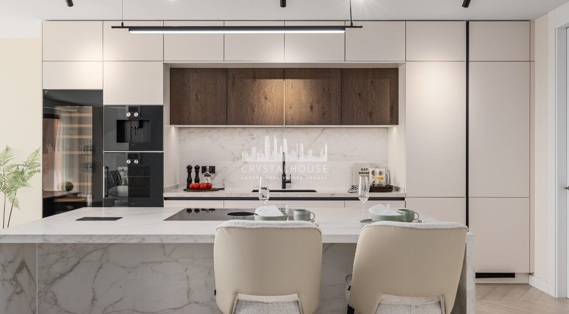 Oszałamiający, niedawno odnowiony apartament z 4 sypialniami