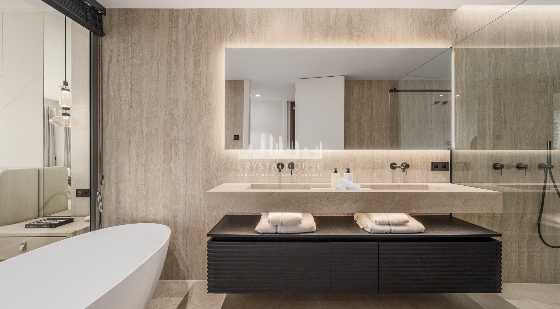 Oszałamiający, niedawno odnowiony apartament z 4 sypialniami
