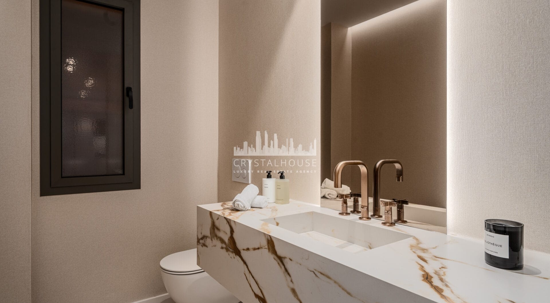 Oszałamiający, niedawno odnowiony apartament z 4 sypialniami