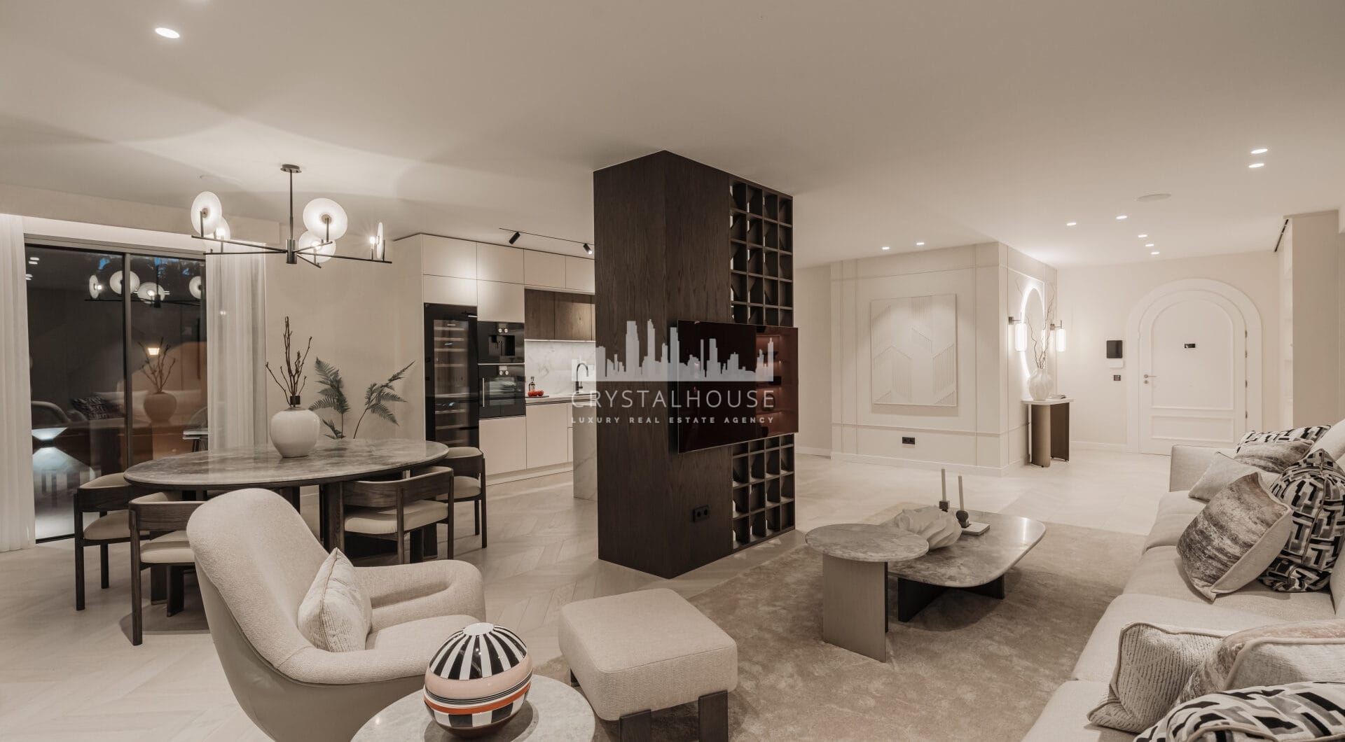 Oszałamiający, niedawno odnowiony apartament z 4 sypialniami