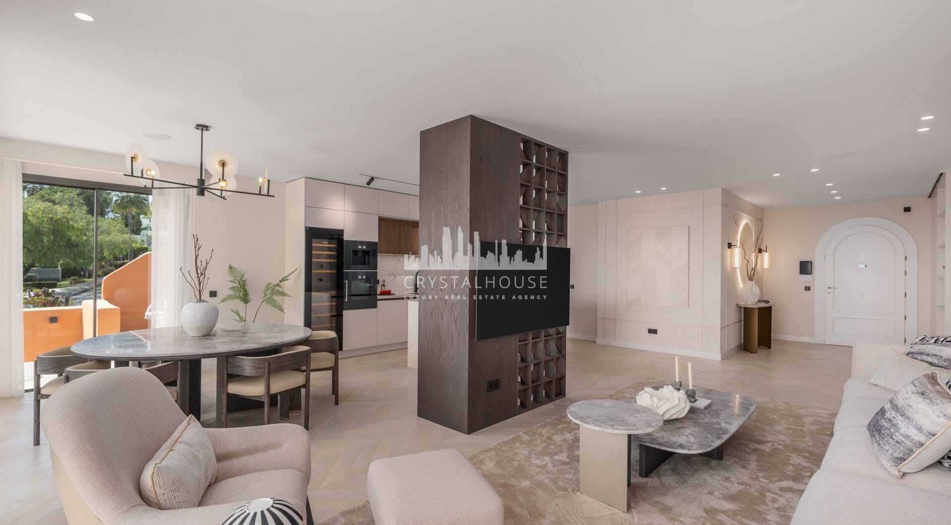 Oszałamiający, niedawno odnowiony apartament z 4 sypialniami