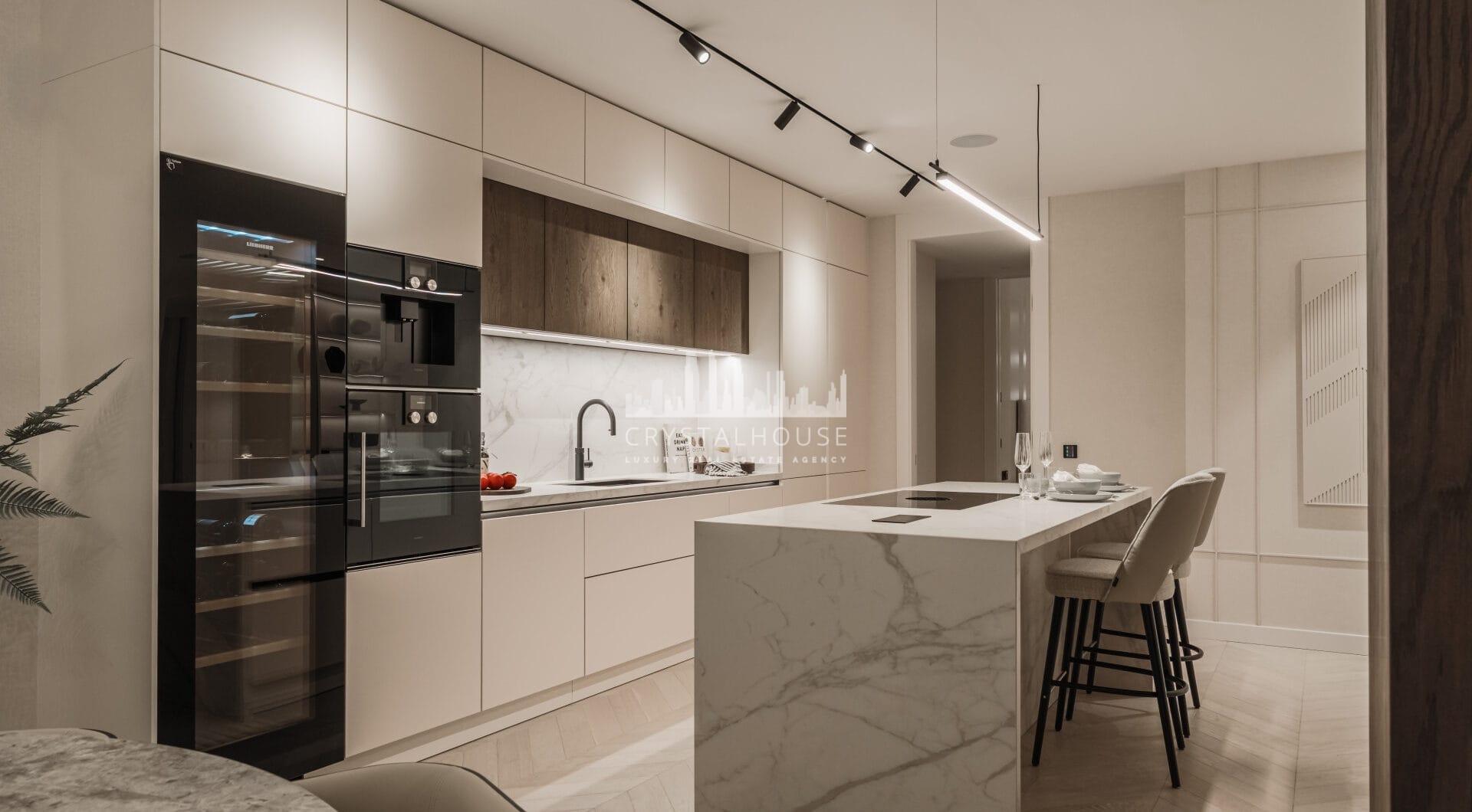 Oszałamiający, niedawno odnowiony apartament z 4 sypialniami