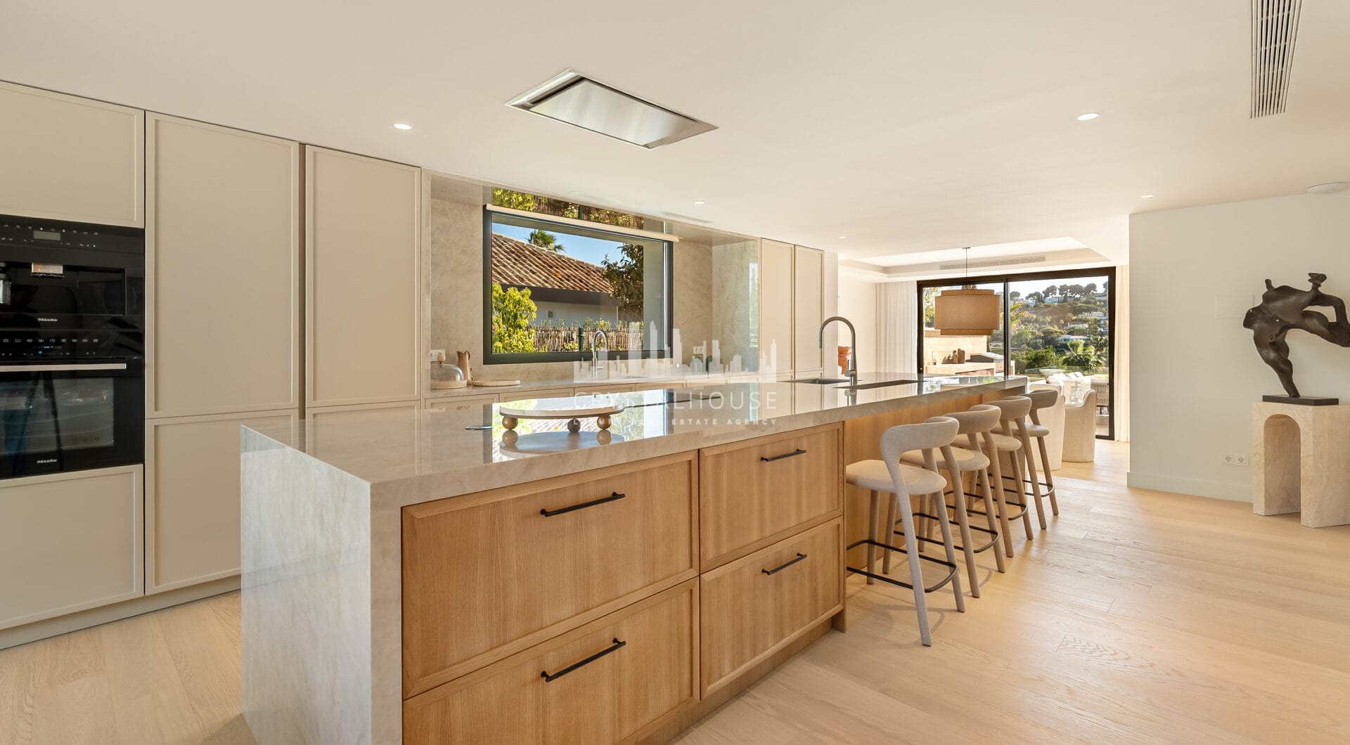 Villa Azteca – elegancka, nowoczesna willa z 6 sypialniami i salonem na dachu